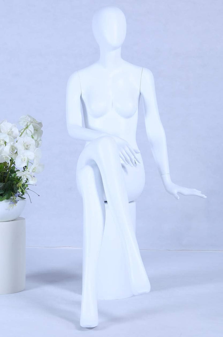 CH+39 sitzend Frau Schaufensterpuppe weiss matt lackiert hochwertig Egghead mit Metallplatte Frau We