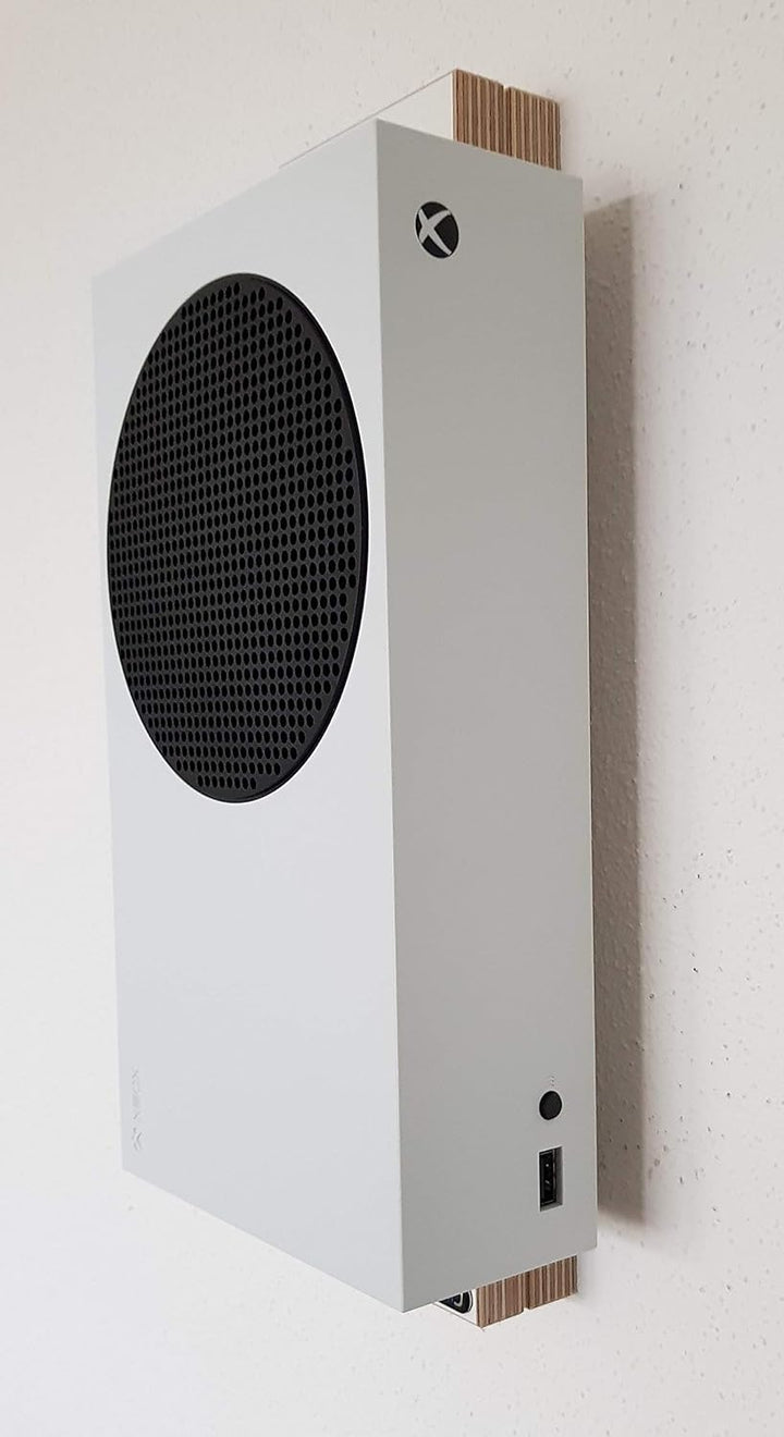 Die Wandhalterung für Deine XBOX Serie S mit Distanzplatte für eine LED-Beleuchtung. Die XBOX wird d