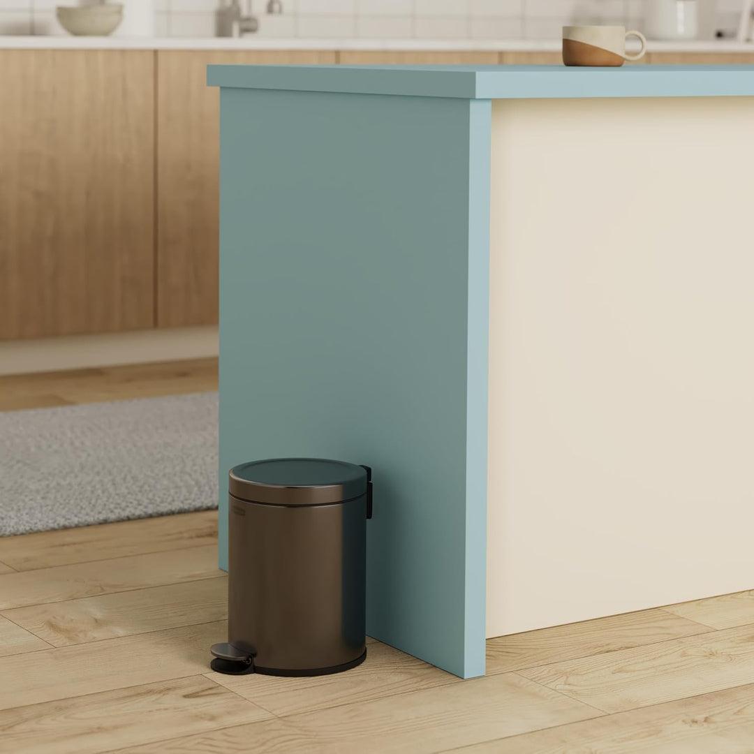 Rubbermaid Runder Step-On Mülleimer 6L Anthrazit Edelstahl – Kleiner Pedaleimer mit langsam schliess