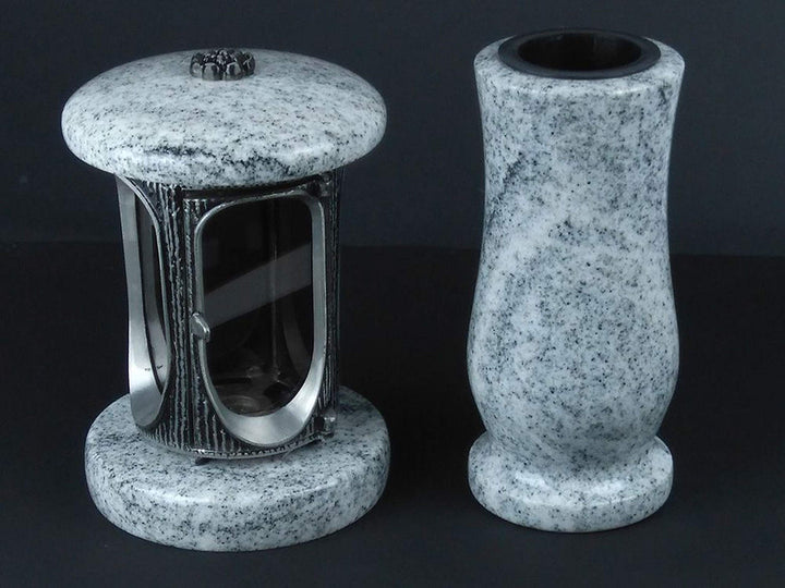 designgrab Alu Grablampe aus Aluminium in Antikoptik und Grabvase in Granit Viscont White