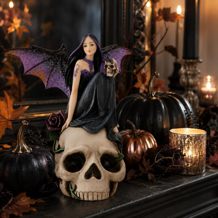 Comfy Hour Fairyland-Kollektion, 17,8 cm, Polyresin, dunkle Feen-Hexe auf Totenkopf, Heimdekoration