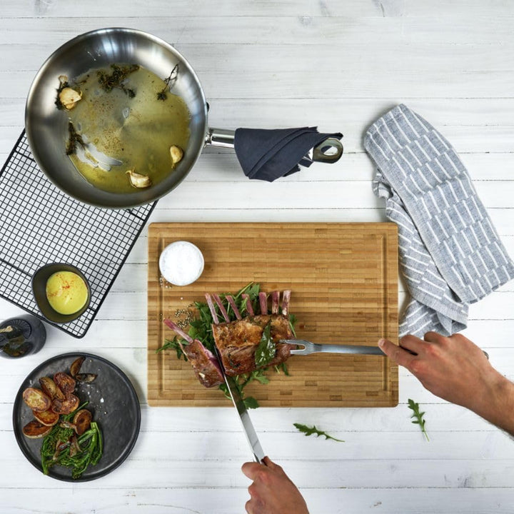 ZWILLING Schneidbrett aus massiven Bambusholz mit Saftrille, beidseitig nutzbar, mittel, 36 x 26 cm