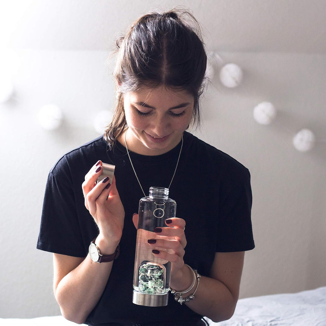 VitaJuwel ViA VITALITY - Wasserflasche mit Smaragd & Bergkristall für Regeneration und Erneuerung