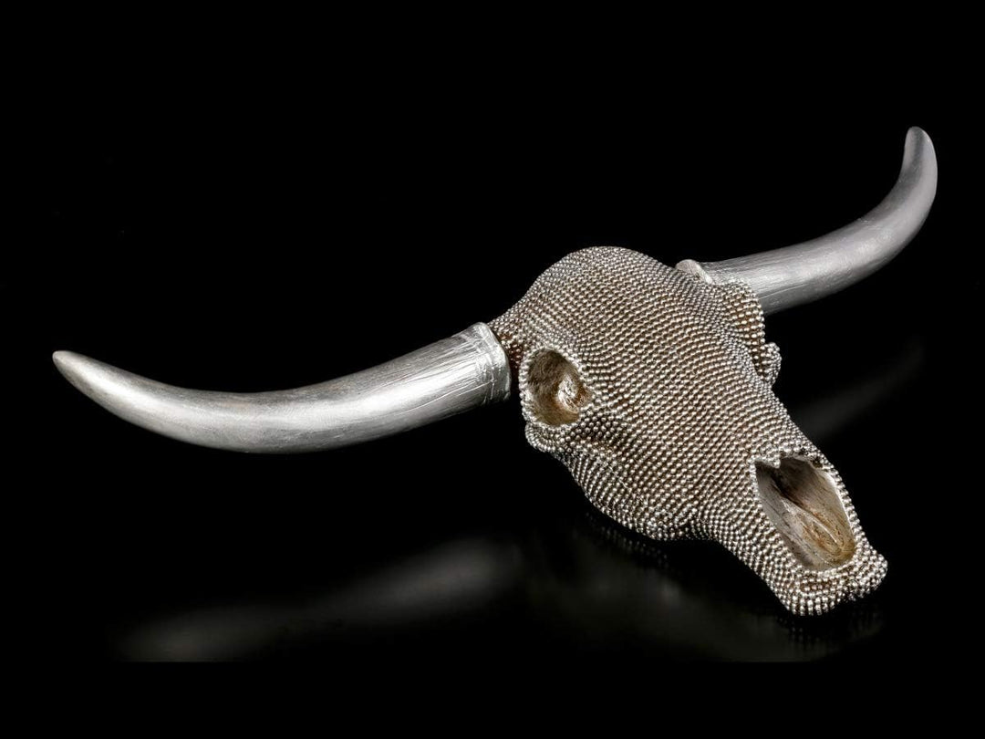 Figuren Shop GmbH Wandrelief Büffel-Schädel mit Silber Noppen verziert 46,5 cm | Trophäe Kopf Rind L