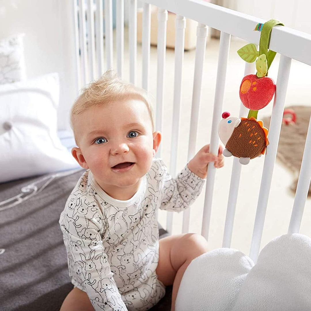 HABA 304285 - Hängefigur Igel, Babyspielzeug aus Textil mit Klapper-Effekt, als Geschenk zur Geburt