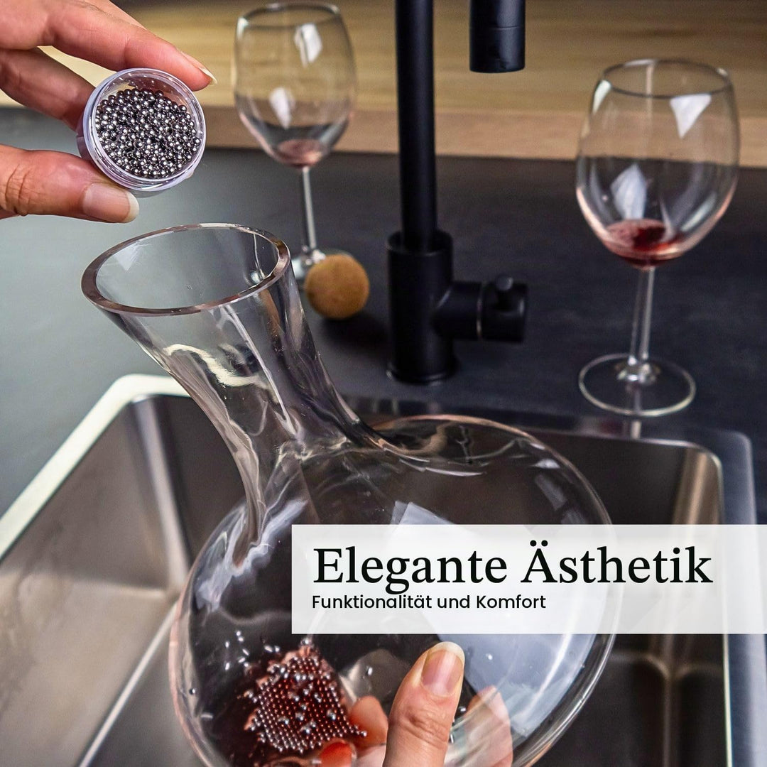 Intirilife Glas Karaffe mit 1.8 Liter für Rotwein mit Reinigungsperlen - Dekantierkapazität 750ml -