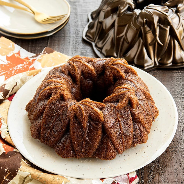 NordicWare Ernteblätter Backform Herbstblätter-Bundt, Aluminium, Braun, 26,7 x 26,7 x 9,5 cm Gugelhu