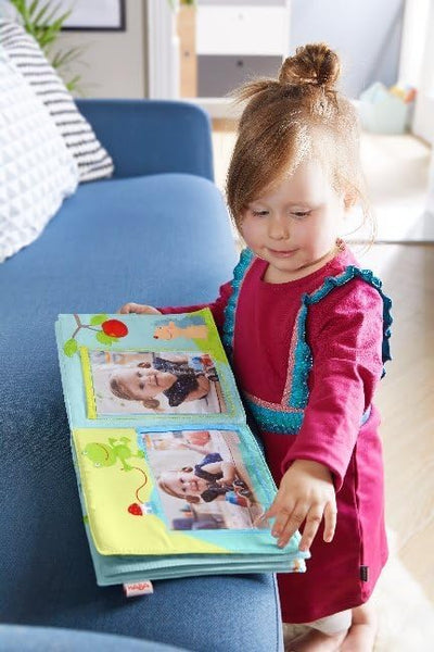 HABA 305258 - Baby-Fotoalbum Glück, Album aus Stoff mit 10 Seiten, Einstecktaschen für 8 Fotos im Fo