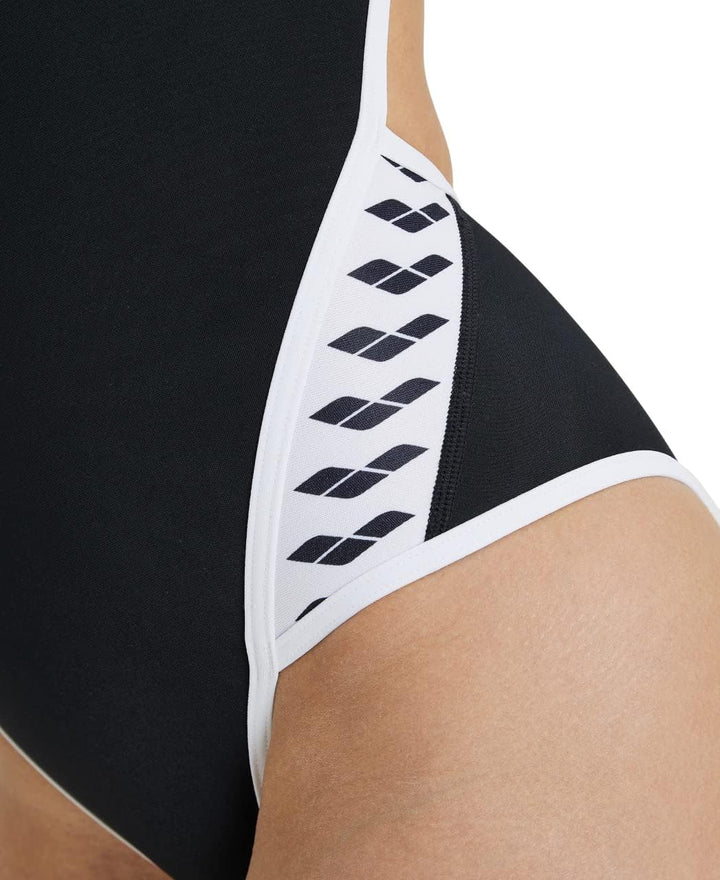 ARENA Damen Performance Women's Icons Solid Super Fly Back Swimsuit Badeanzug, 26 Black-white