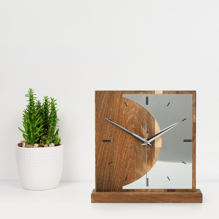 Kreative Feder Designer-STANDUHR „Silvermoon“ aus Eichenholz – analoge TISCHUHR ohne Tickgeräusche (