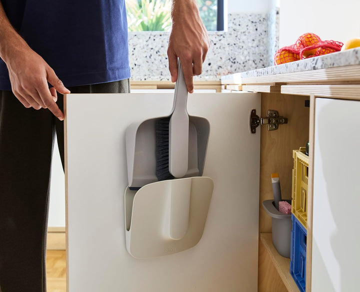 Joseph Joseph CleanTech Wandmontierter, Kehrschaufel- und Bürsten Set für den Innenbereich Boden feg
