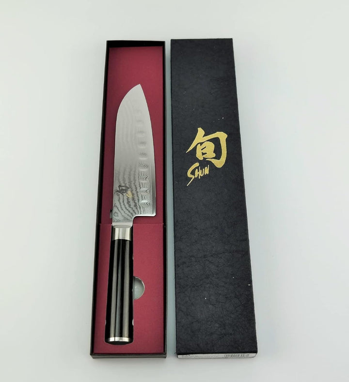 KAI Shun Classic Angebotsset ultrascharfes Santoku DM-0718 mit Kullenschliff 18 cm Klinge + Fassholz