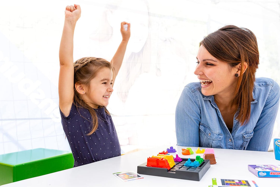 ThinkFun 76442 - Rush Hour Junior - Das bekannte Logikspiel für jüngere Kinder ab 5 Jahren. Das Stau