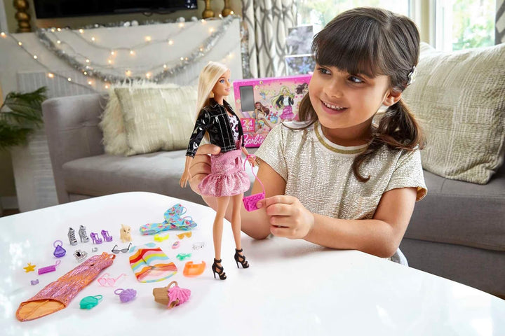 BARBIE Adventskalender mit einer Barbie Puppe (30,4cm), 24 Überraschungen, mit trendiger Kleidung un