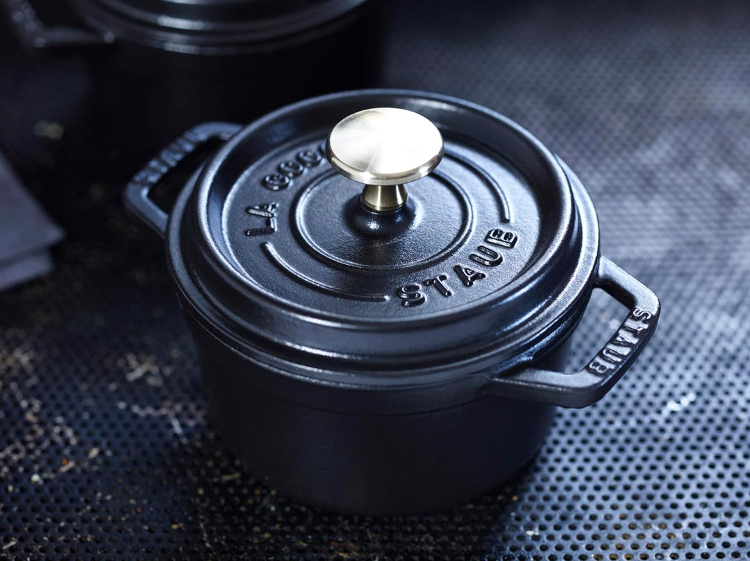 STAUB Gusseisen Bräter/Cocotte, Rund 14 cm, 0,8 L, Aromaregen Funktion, Für alle Herdarten geeignet,