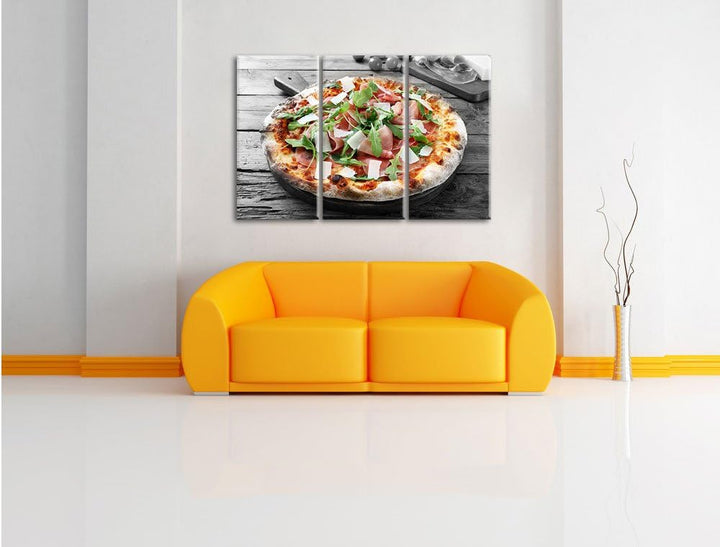 Pixxprint Prosciutto Pizza mit Rucola und Parmesan auf rustikalem Holztisch B&W Detail 3-Teiler Lein