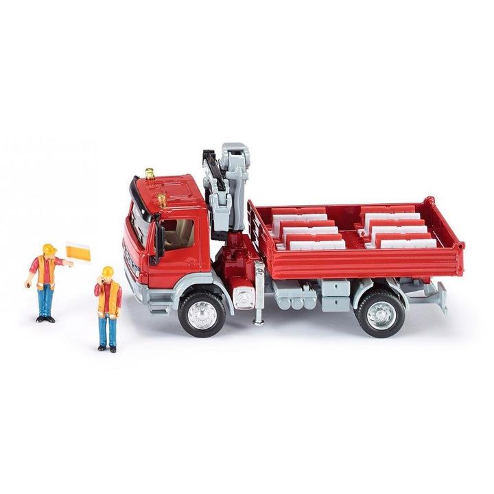 siku 3534, LKW mit Ladefläche und Kran, 1:50, Metall/Kunststoff, Rot, Inkl. 2 Spielfiguren und 12 Ve