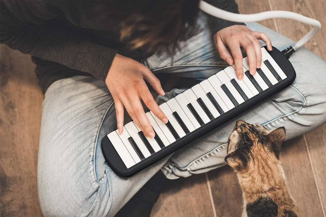 Tuyama® TMD-132 Melodica Melodika mit Mundstück, 2 Mundschläuchen, Notenblatt und Koffer (32 Tasten)