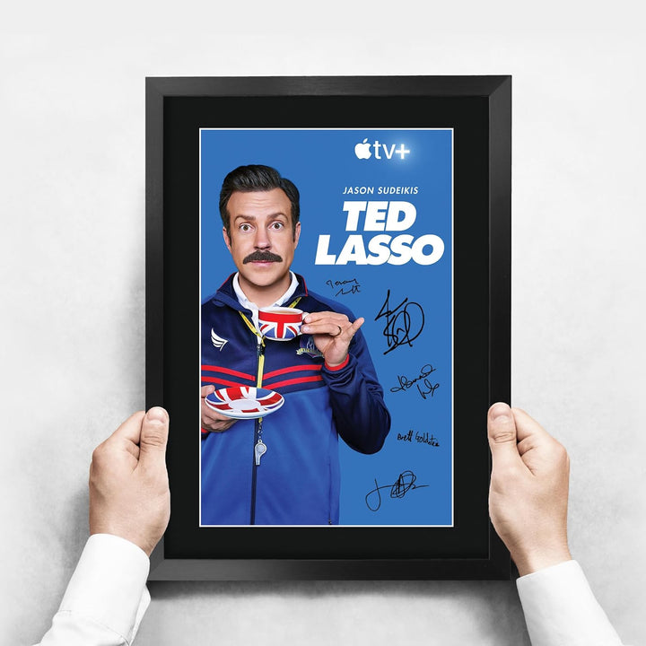 HWC Trading FR A3 Ted Lasso Geschenke Gedrucktes Signiertes Autogramm Poster für Fans von Fernsehn M