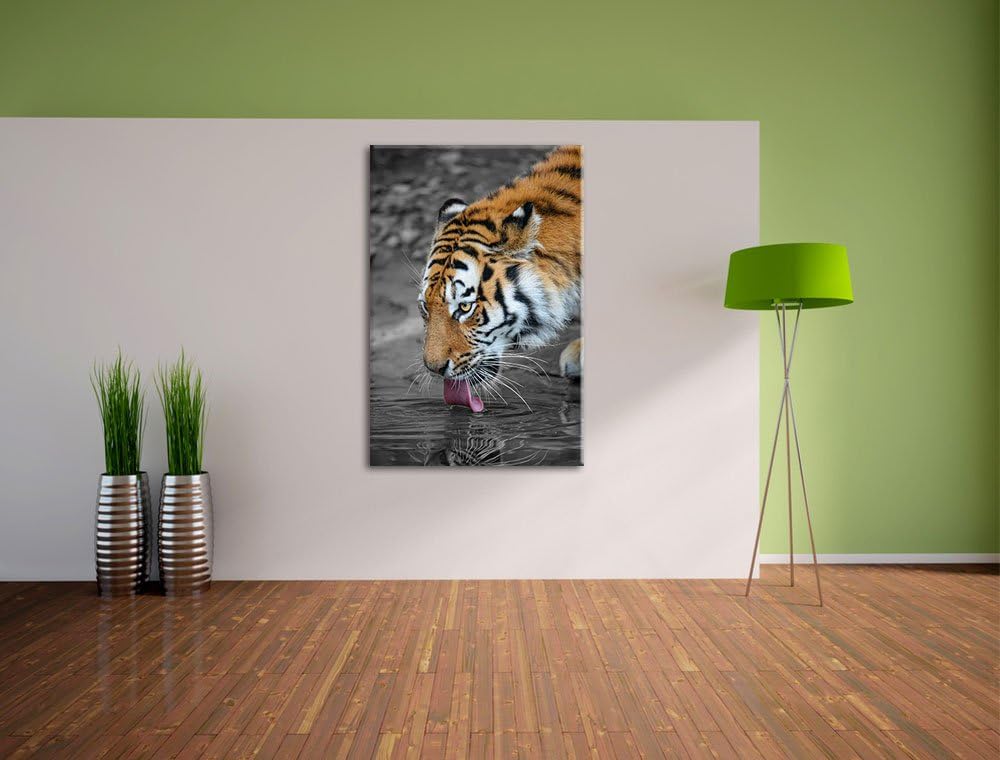 stolzer Tiger am Wasser schwarz/weiss auf Leinwand, XXL riesige Bilder fertig gerahmt mit Keilrahmen