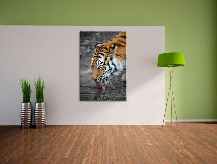 stolzer Tiger am Wasser schwarz/weiss auf Leinwand, XXL riesige Bilder fertig gerahmt mit Keilrahmen