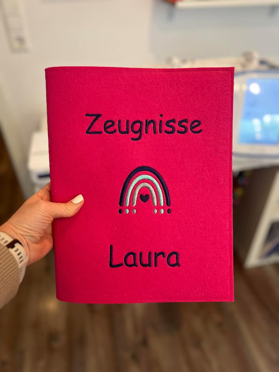 Personalisierte Zeugnismappe A4 aus Filz | Bunter Regenbogen| hochwertig bestickt | Schulkind | Gesc