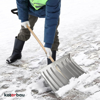 KOTARBAU® Schneeschaufel Schneeschieber 50cm mit Holzstiel Verstärkt Aluminium Schild mit Ergonomisc