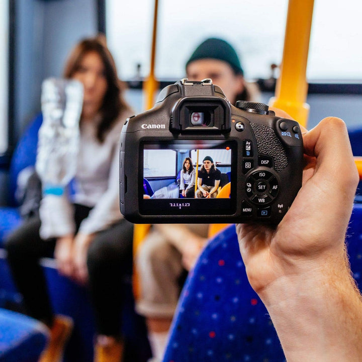 Canon EOS 2000D Spiegelreflexkamera Gehäuse (24,1 MP, DIGIC 4+, 7,5 cm (3,0 Zoll) LCD, Full-HD, WIFI