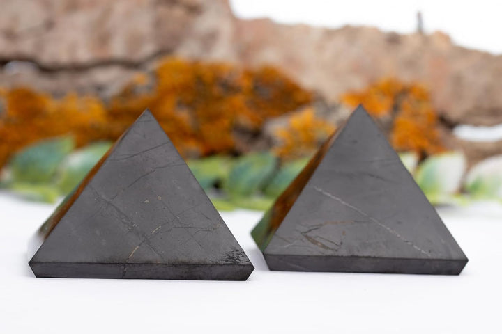 Igox 2X Schungit Pyramide Poliert Steine - Schwarze Mineralsteine für Dekoration & Meditation (3 Zen