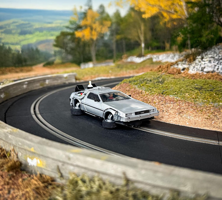 Scalextric C4541 Zurück in die Zukunft 2 – Fliegende Zeitmaschinenautos – Strasse und Rallye für Kin
