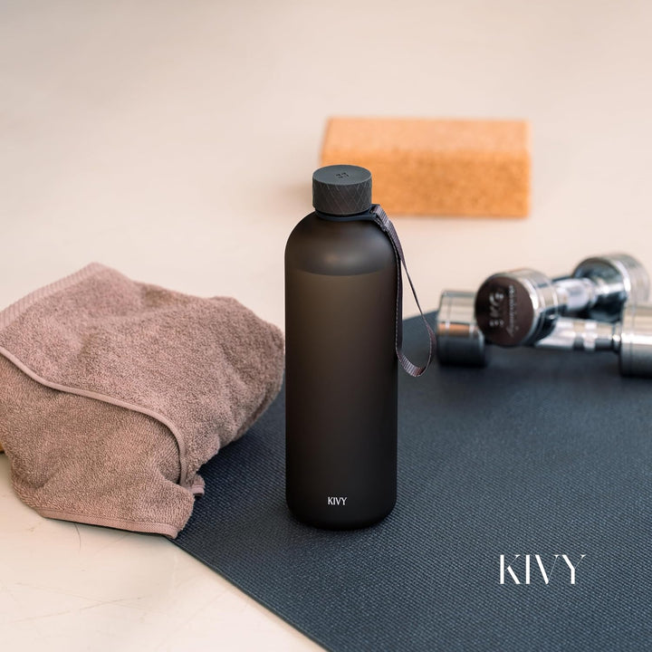 KIVY Tritan-Wasserflasche 1,5 Liter - Kohlensäure geeignet &amp; Auslaufsicher - Für Sport, Schule &amp; Bür