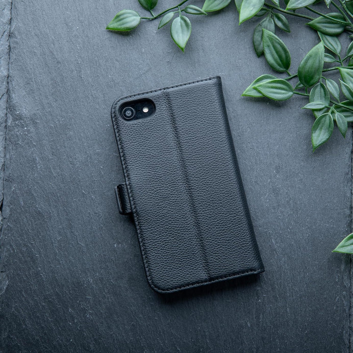 Snakehive Lederhülle für iPhone SE 2020 – Klapphülle mit Kartenfächern & Standfunktion (Geflecktes S