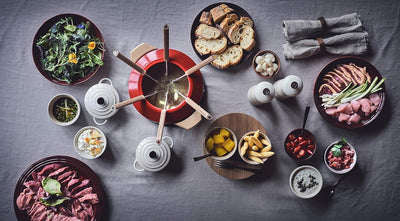Le Creuset Gusseisen Fondue-Set, Inkl. 2 Holzgriffen, Spritzschutz, Rechaud und 6 Fonduegabeln, 2,0