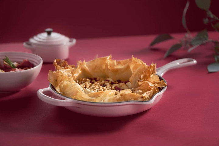 Le Creuset Signature Gusseisen Brat- und Servierpfanne, Rund, Ø 23 cm, Für alle Herdarten inkl. Indu