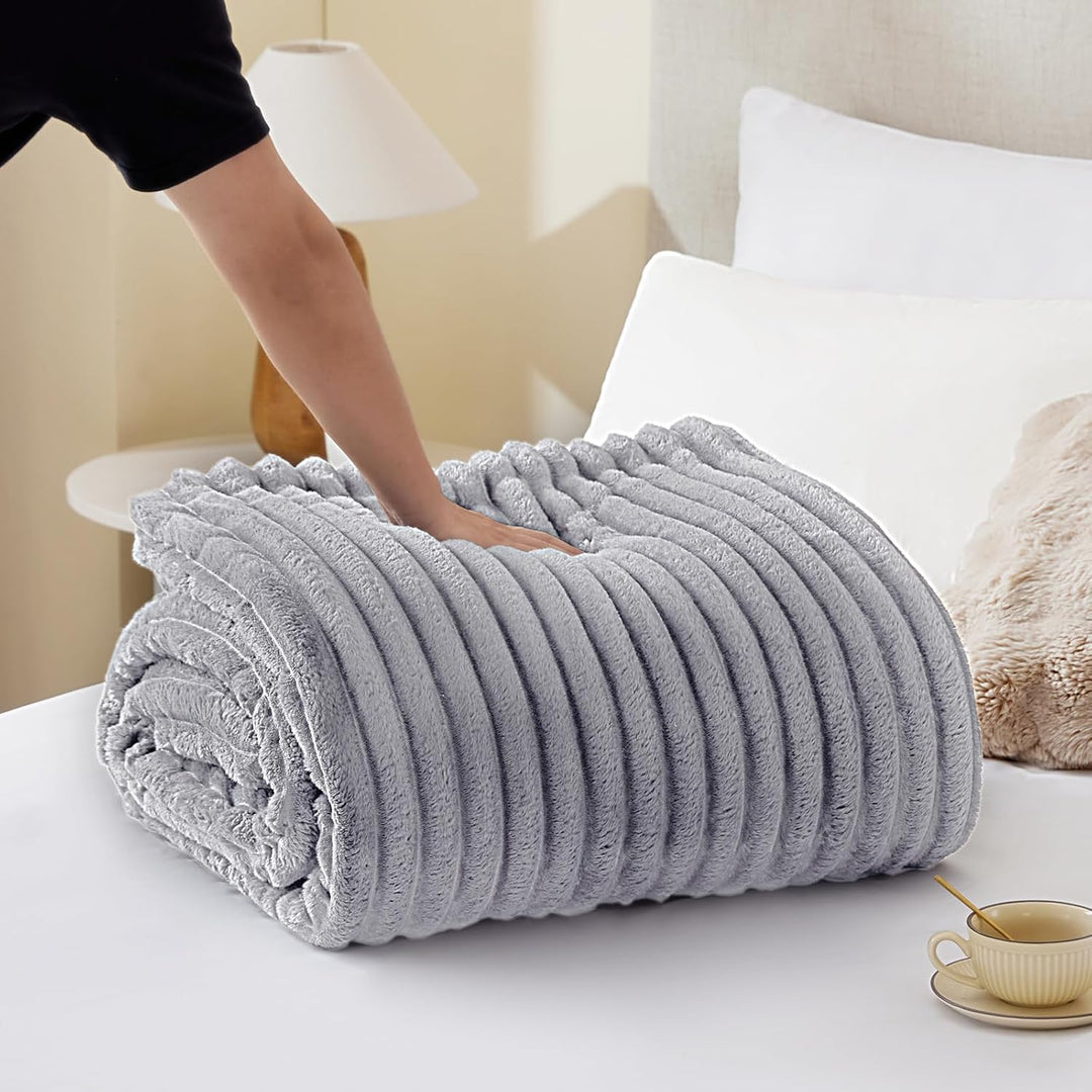 WAVVE Decke Sherpa Kuscheldecke Flauschig Hellgrau - Extra Warme Dicke Weiche Grobe Kordecke Sofaübe