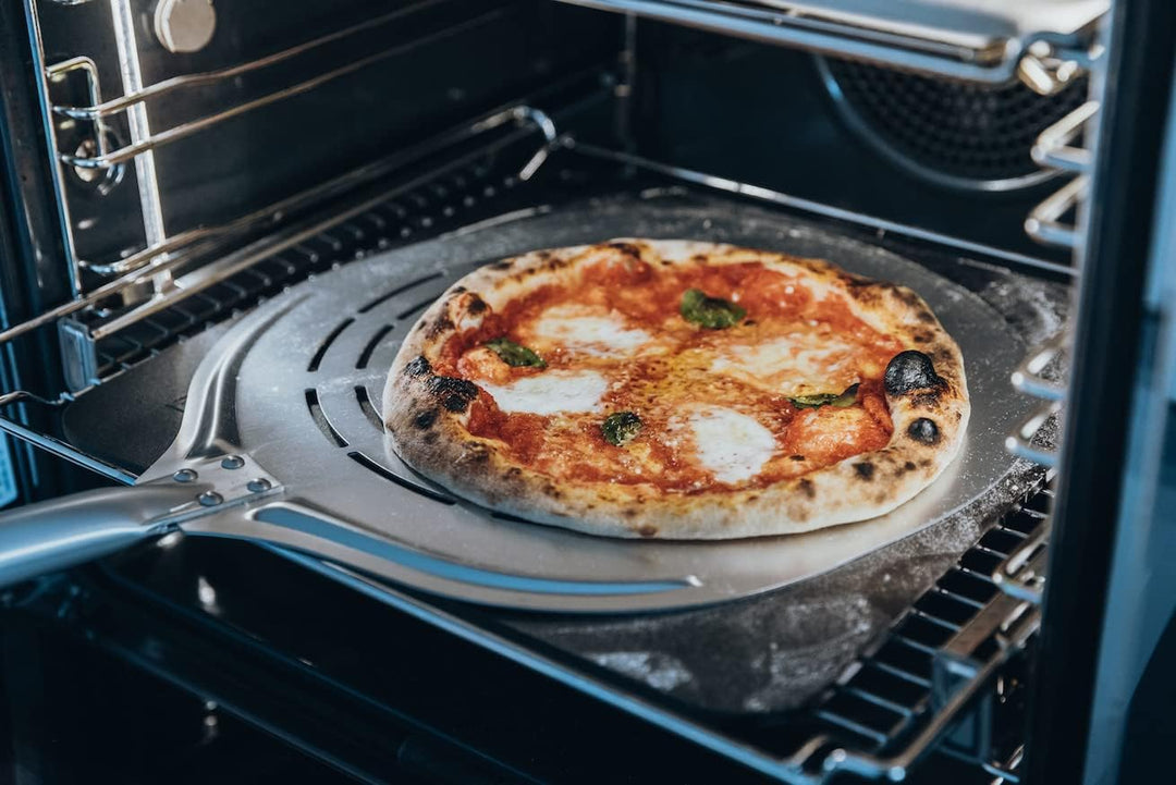 MOESTA-BBQ 19522 Pizzaschieber No. 2 – Aluminium-Pizzaschaufel gelocht mit Holzgriff – Pizzabacken w