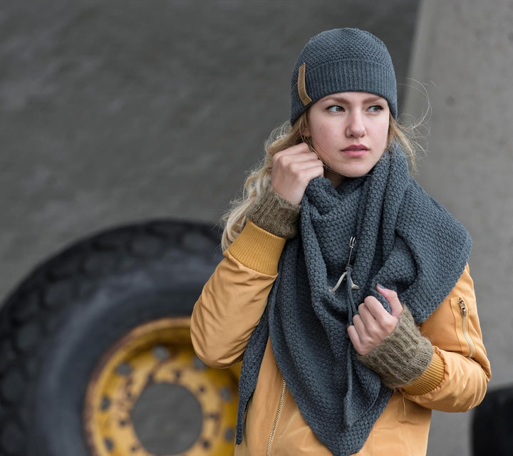 KNIT FACTORY - Dreiecksschal Coco - Damen Strickschal mit Wolle - Umschlagtuch für den Herbst und Wi