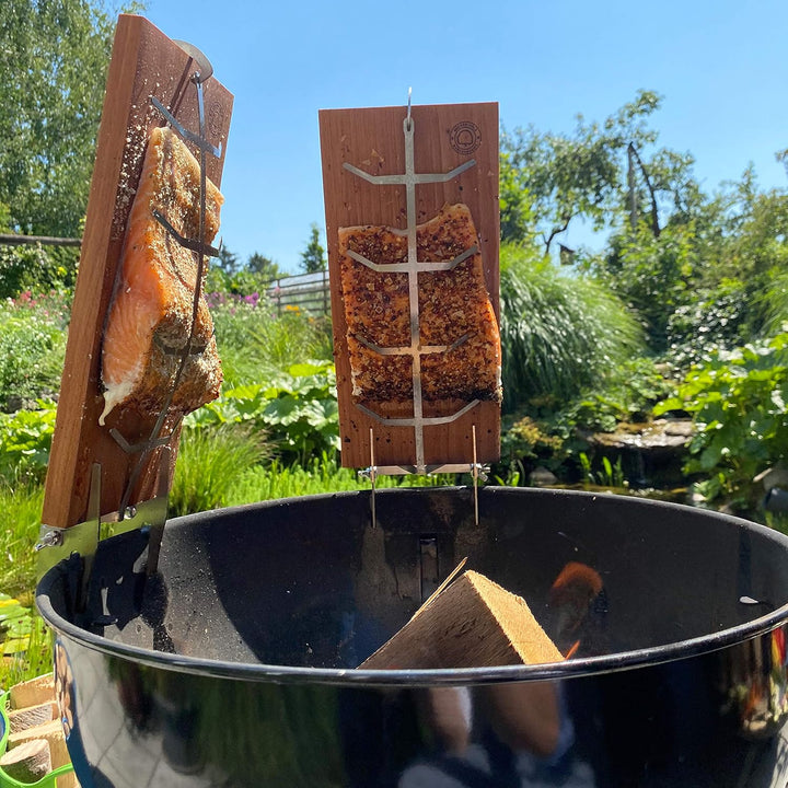 Flammlachsbretter mit Stabiler Edelstahl-Halterung - Grillzubehör für Feuerschalen und Kugelgrill (2