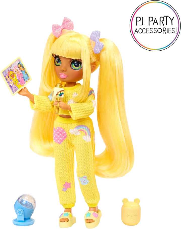 Rainbow High Junior High PJ Party - Sunny (Gelb) - 22 cm Puppe mit weichem Einteiler, Hausschuhen un