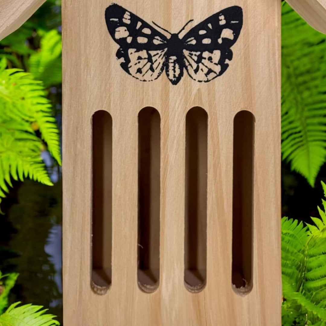 MIJOMA Schmetterlingshaus aus Holz – Wetterfestes Insektenhotel für Schmetterlinge – Schutz vor Fres