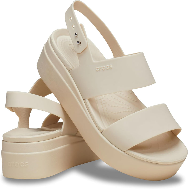 Crocs Damen Brooklyn Low Wedge Sandalen, 33/34 EU Sandstein