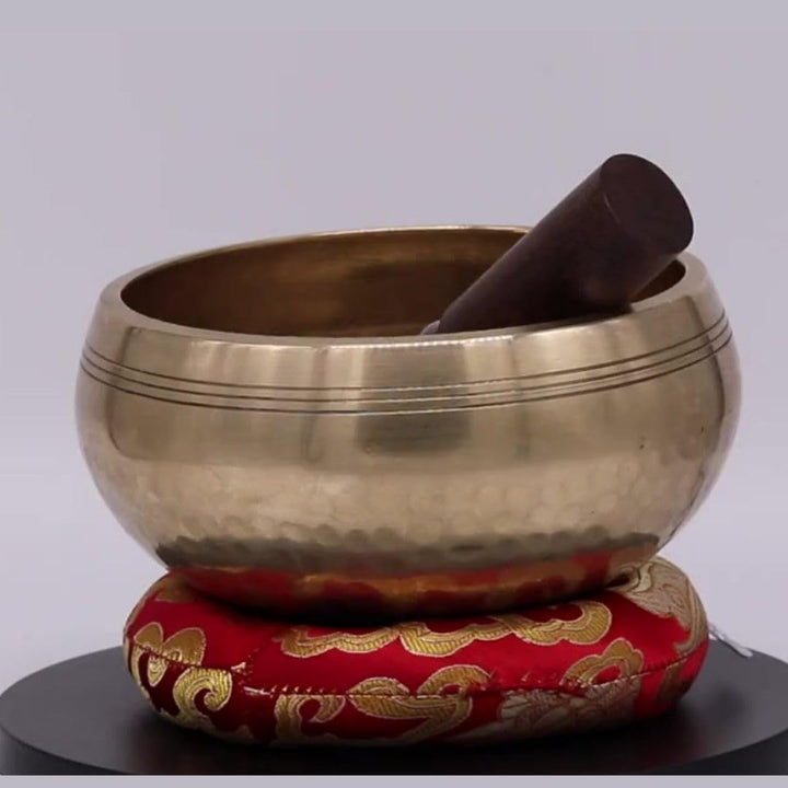 Original tibetische Klangschale mit Sockel und Holzklöppel - handgefertigt in Nepal für Heilung, Bew