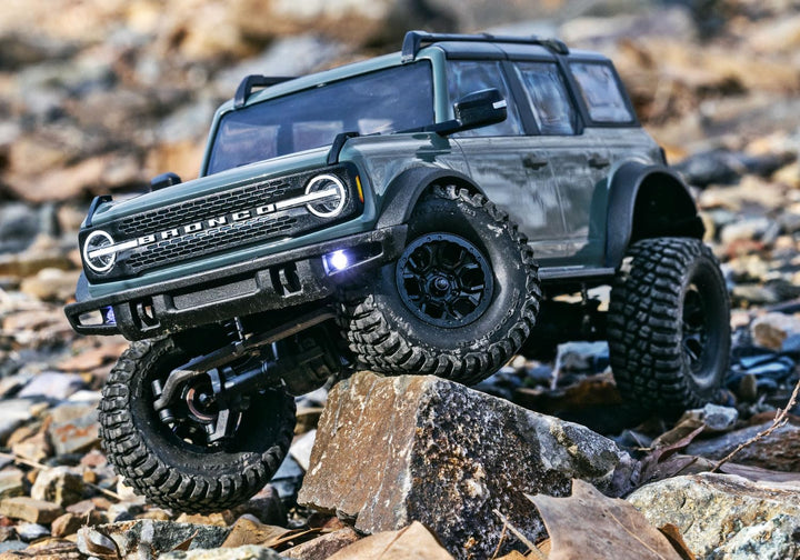 TRAXXAS TRX-4M Ford Bronco 4x4 Area 51 1/18 Crawler RTR Brushed, mit Akku und USB Ladegerät