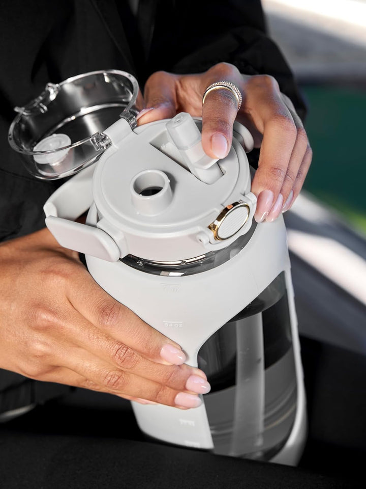 spottle Glasflasche 2 Liter - Trinkflasche 2L Glas mit Strohhalm - Grosse Wasserflasche mit Schutzhü