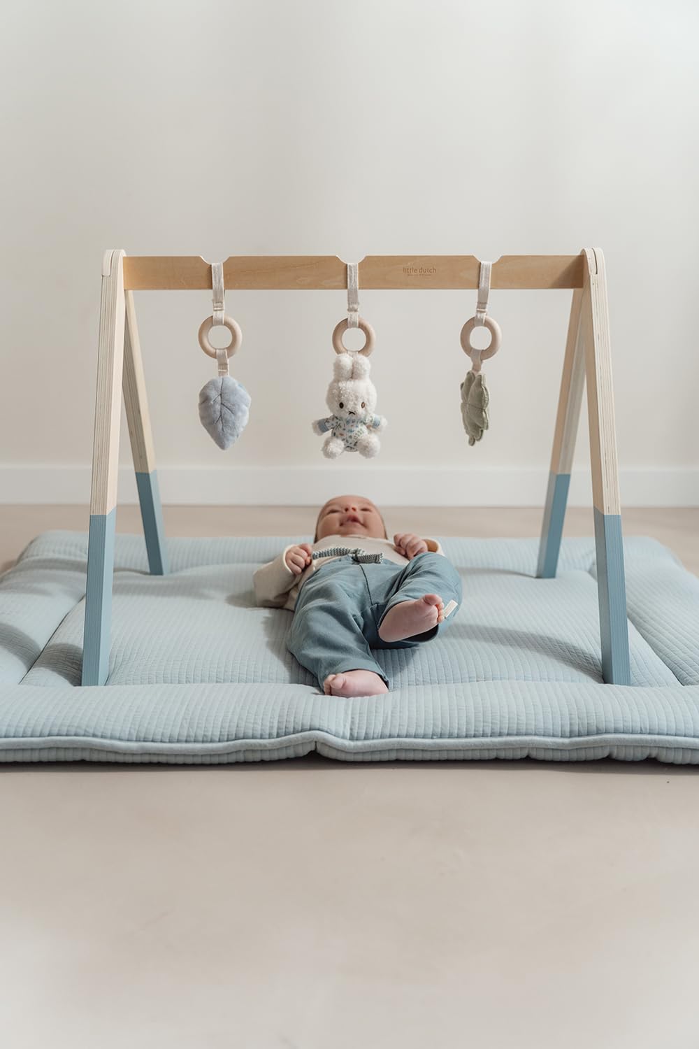 nijntje miffy x Little Dutch Holz Baby Gym Spieltrapez Spielbogen Holz inkl. Anhänger Hase Miffy bla