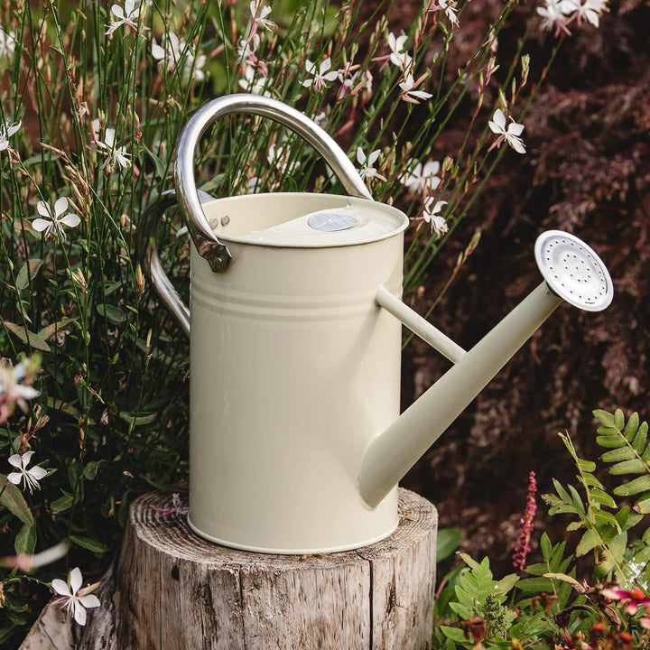 Kent &amp; Stowe 9 Liter Vintage Giesskanne in Creme – Verzinkte Stahlkanne für das tägliche Giessen – K