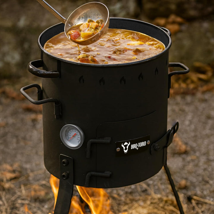 BBQ-Toro Eintopfofen Outdoor Ø 29 cm | Gulaschkanone mit Topf, Grillrost und Suppenkelle | Gulaschke
