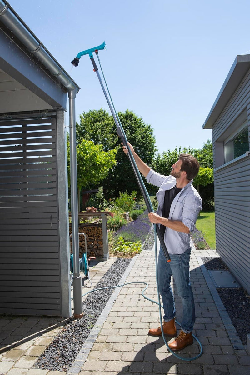 Gardena combisystem-Dachrinnenreiniger: Doppelseitiger Rinnenreiniger, Wasseranschluss, Arbeitswinke