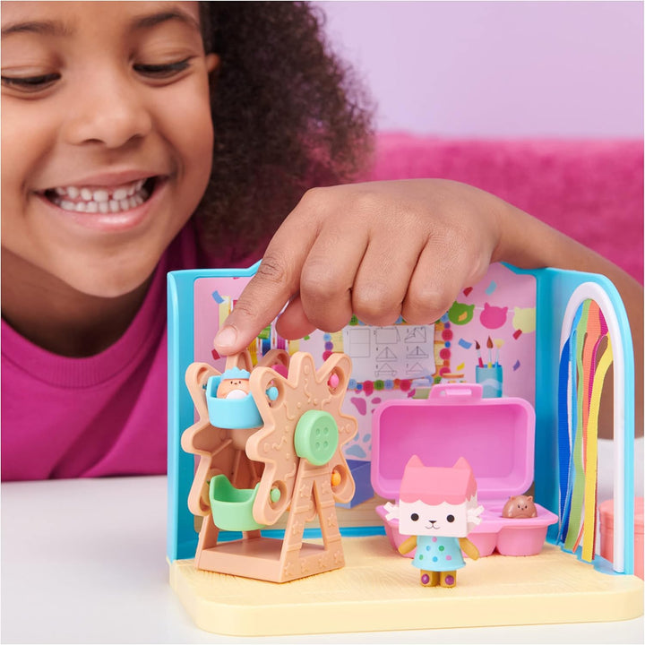 Gabby's Dollhouse Deluxe Raum, Craft-a-riffic-Room, Bastelzimmer mit Baby Box, 2 Möbelstücken und 2