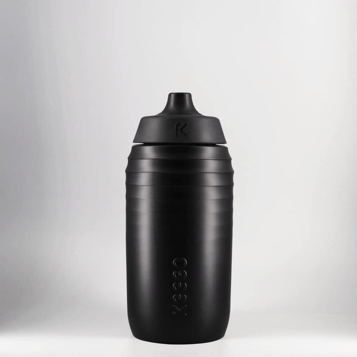 KEEGO | Die Evolution der Sportflasche | Elastisches Titan | Schützt vor Plastik im Wasser | Leicht